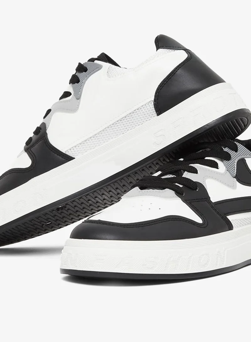 ستايلي حذاء سنيكرز بألواح متباينة